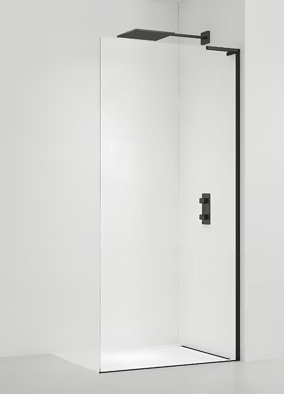 Walk-in tuš stijena SAT Walk-in 110 cm u mat crnoj boji s prozirnim staklom i bezokvirnom izvedbom.