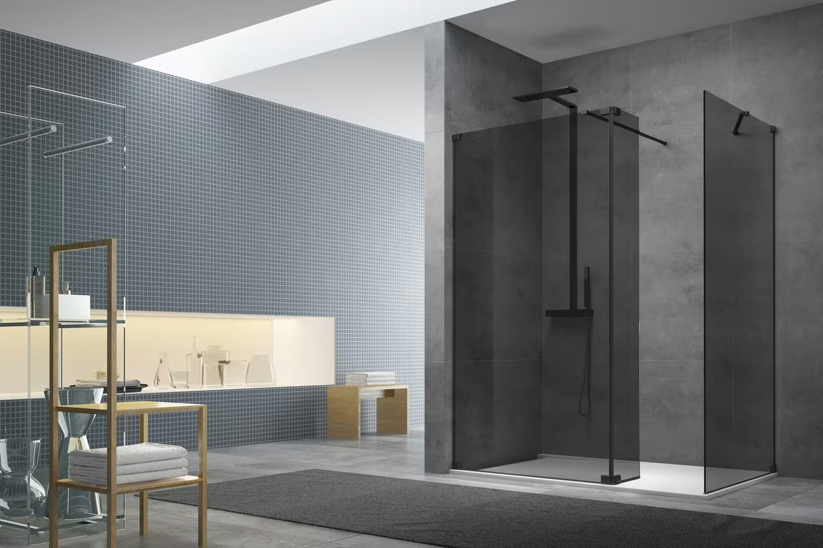 Crna walk-in tuš stijena sa zatamnjenim neprozirnim staklom i završnom obradom EasyClean.