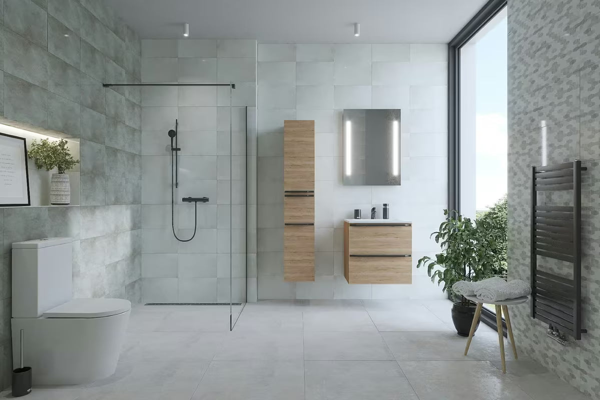 Crna walk-in tuš stijena s prozirnim sigurnosnim staklom i stabilizacijskim nosačem