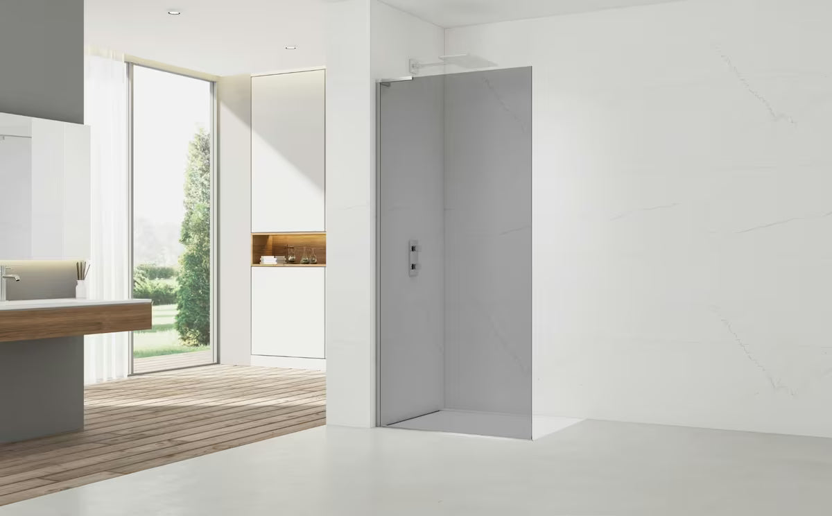 Fiksna tuš stena Walk-In 110x200 cm u krom izvedbi sa sivim staklom i premazom Easy Clean.