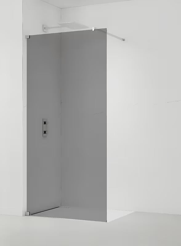 Tuš stijena SAT Walk-in 110 cm u sjajnom kromu s neprozirnim dimljenim staklom i stabilizacijskom šipkom.