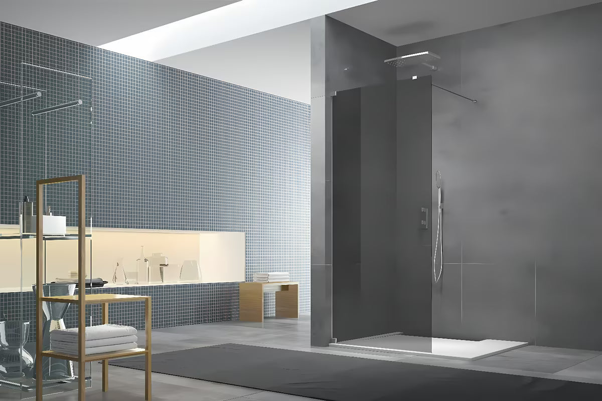 Tuš stijena SAT Walk-in 110 cm u sjajnom kromu s neprozirnim dimljenim staklom i stabilizacijskom šipkom.