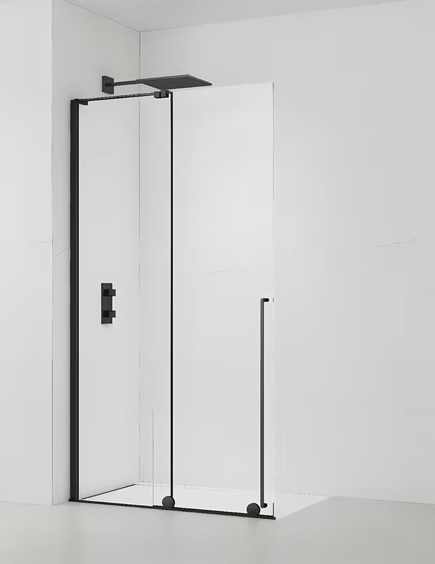Črna walk-in tuš kabina SAT Walk-In Xmotion 110 cm s prozornim steklom in drsnim sistemom.