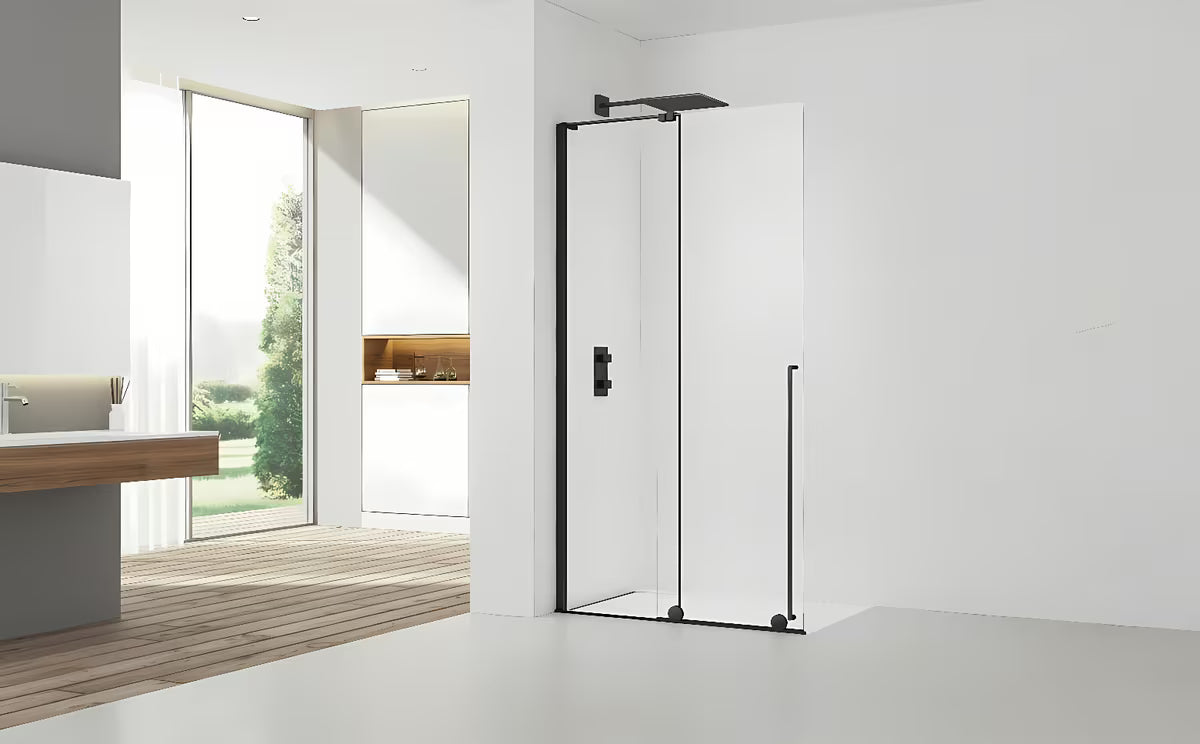 Črna walk-in tuš kabina SAT Walk-In Xmotion 110 cm s prozornim steklom in drsnim sistemom.