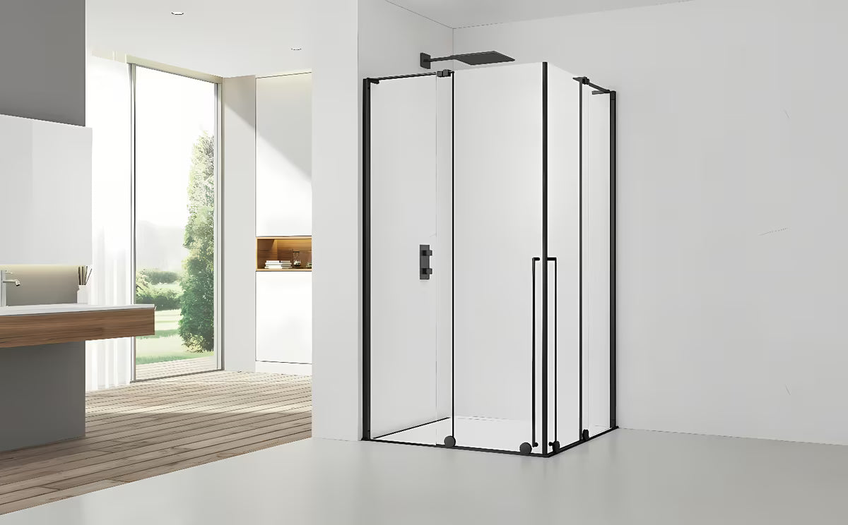 Kvadratna tuš kabina SAT Walk-In Xmotion 120x120 cm v črni izvedbi s prozornim steklom in drsnimi vrati.