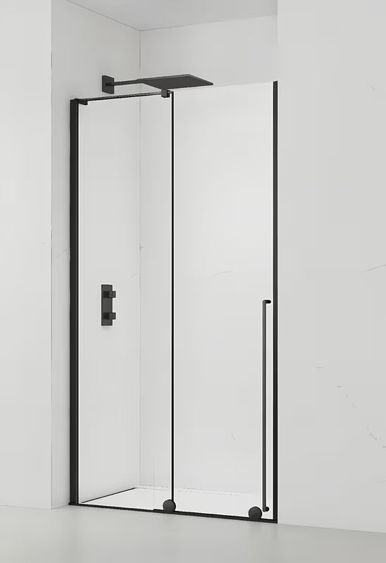 Tuš vrata za nišo SAT Xmotion 140 cm v črni barvi s prozornim steklom in drsnim odpiranjem.