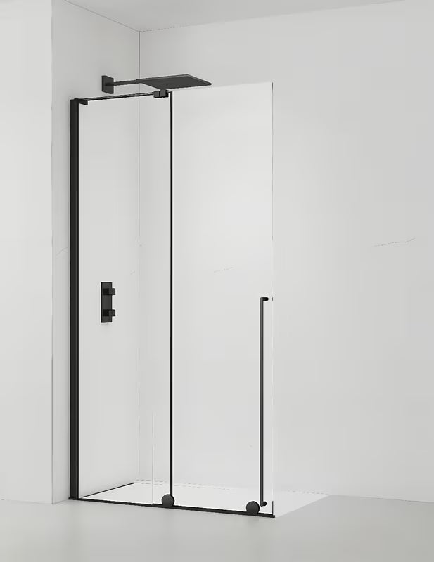 Črna walk-in tuš kabina SAT Walk-In Xmotion s prozornim steklom in drsnim sistemom.