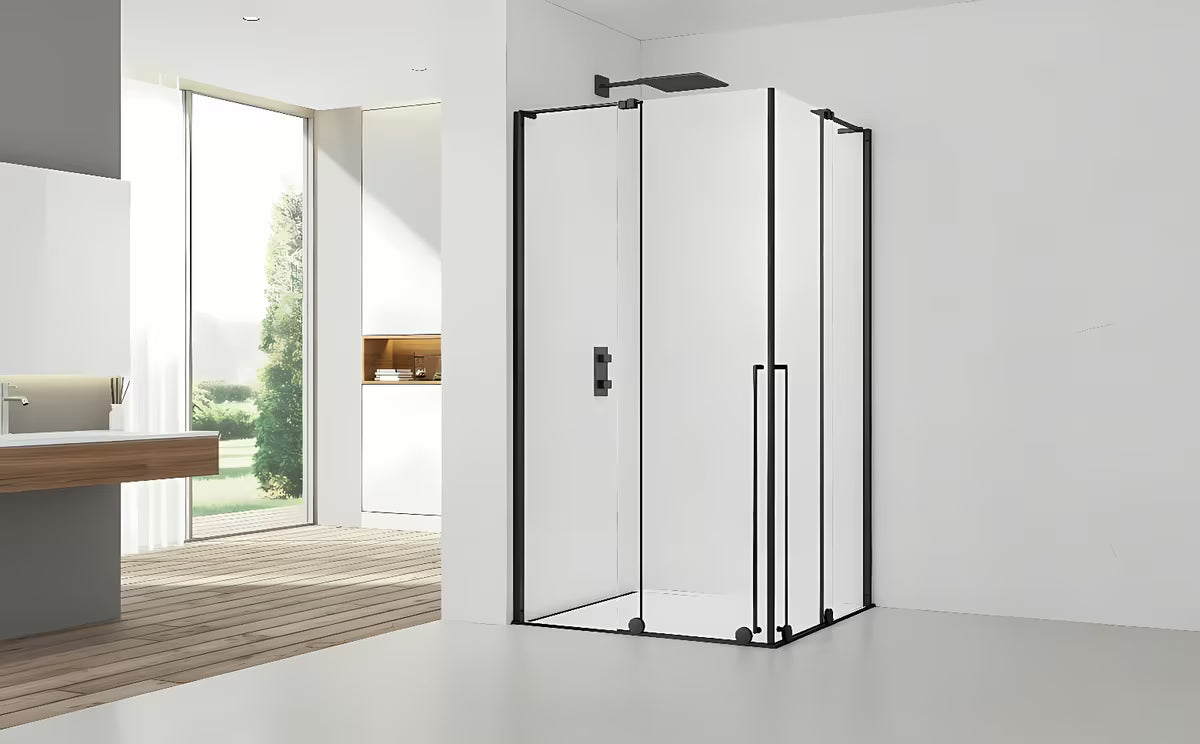 Pravokotna tuš kabina SAT Xmotion 120 x 100 cm u crnoj izvedbi s prozirnim staklom i kliznim vratima.