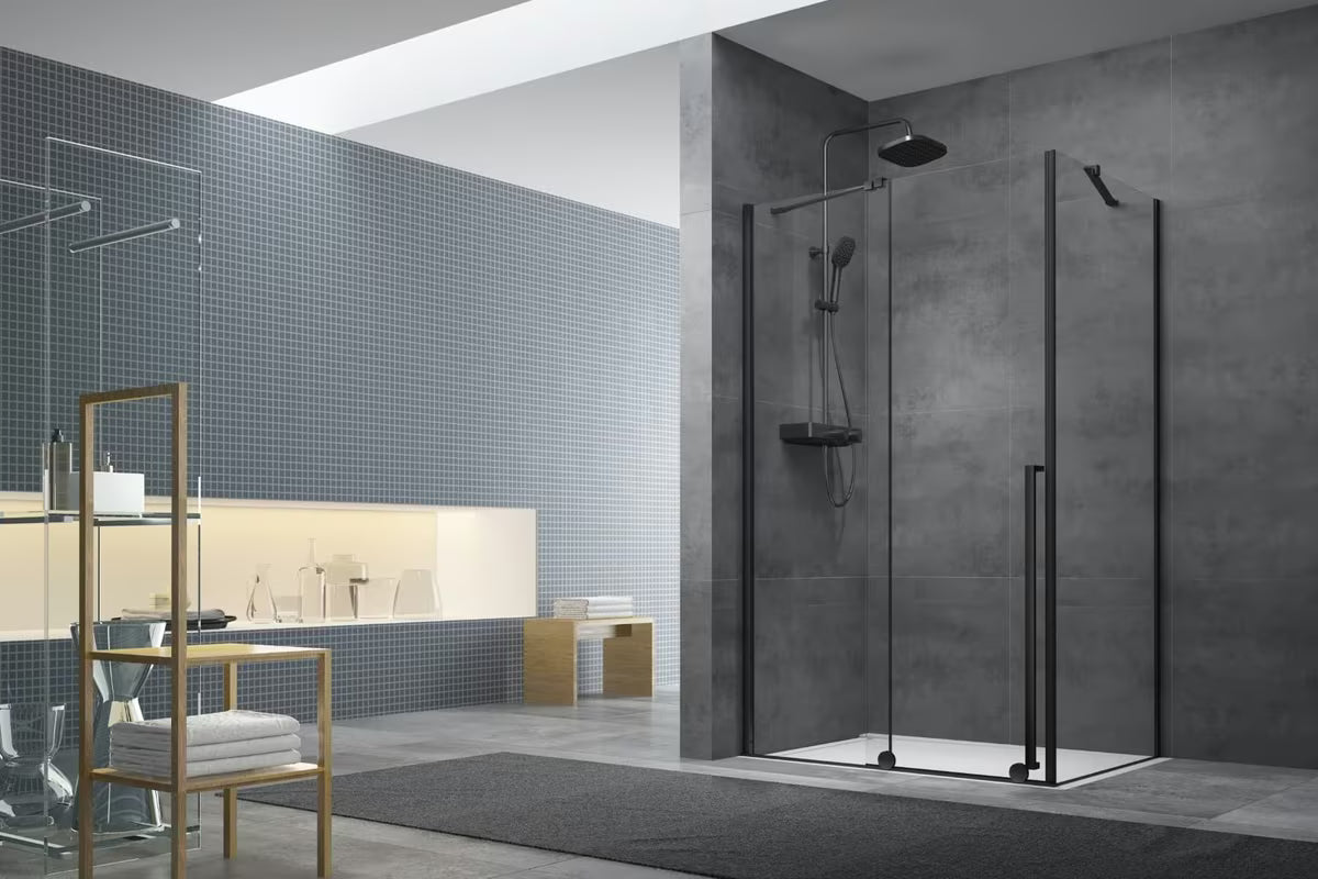 Pravokotna tuš kabina SAT Xmotion 140x80 cm u crnoj izvedbi s prozirnim staklom i kliznim sustavom.