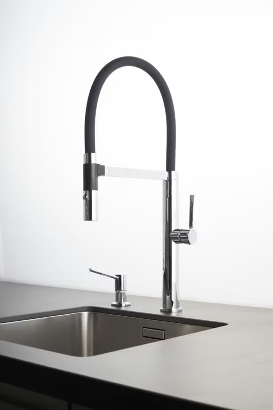 SIKO enoročna stoječa armatura za pomivalno korito crni krom s tušem pričvršćenim magnetom