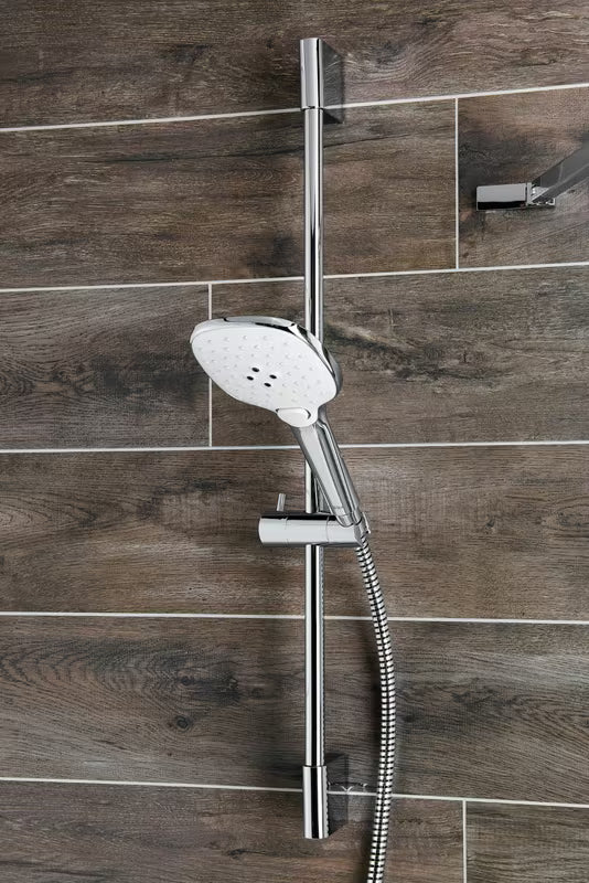 Bijeli ručni tuš SIKO s kromiranim detaljima, promjera 12 cm, s 3 mlaza i tipkom pro za prebacivanje.