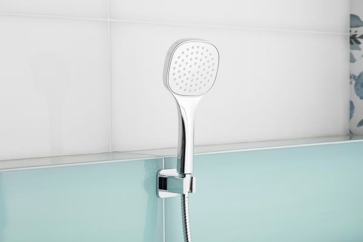 Kromirani komplet za kad SIKO s ručnim tušem, mesinganim držačem i metalnim crijevom 150 cm, zaobljenog dizajna.