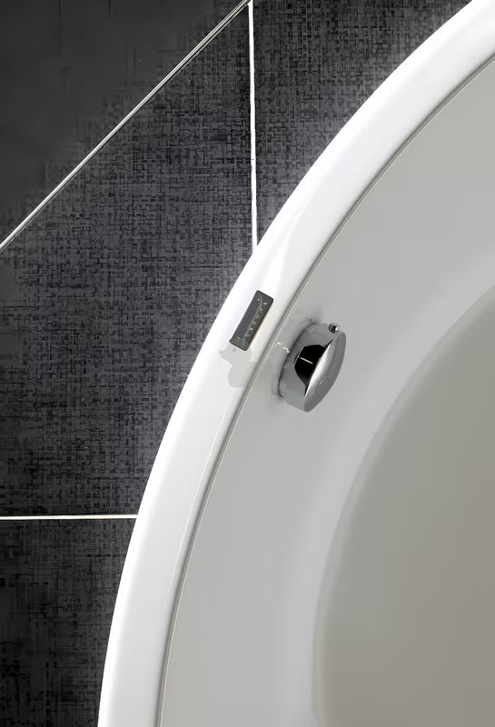 Kromirani sifon za kad avtomatik duljine 70 cm između preljeva i odvoda s metalnim upravljačkim kotačićem.