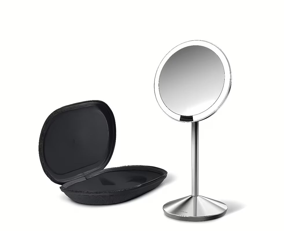 Potovalno kozmetično ogledalo Simplehuman Mini z osvetlitvijo Tru-lux Led in 10-kratno povečavo v krtačenem nerjavnem jeklu.