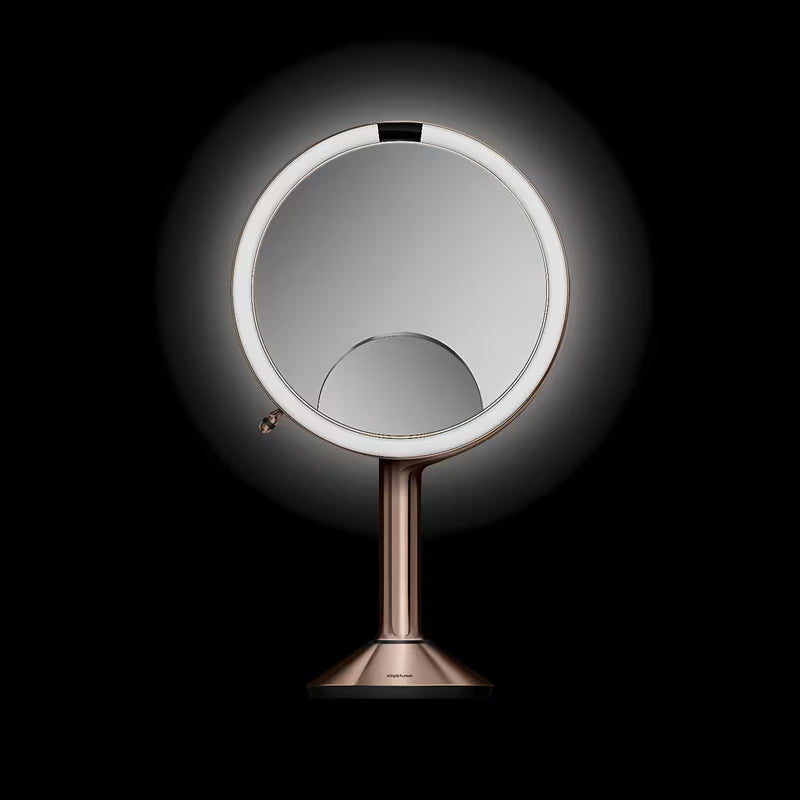 Kozmetično ogledalo Simplehuman Trio v barvi rose gold z osvetlitvijo Tru-Lux LED in tremi stopnjami povečave.