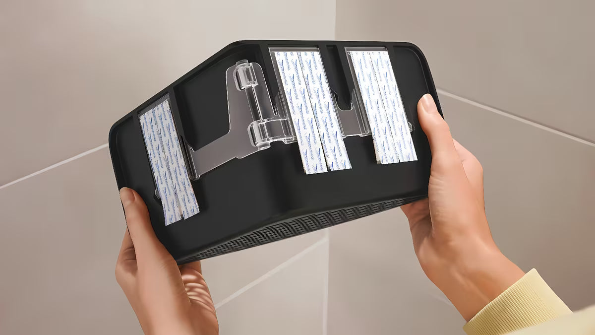 Kotna tuš polica Tesa v mat črni barvi z montažo brez vrtanja s sistemom Powerstrips Waterproof.