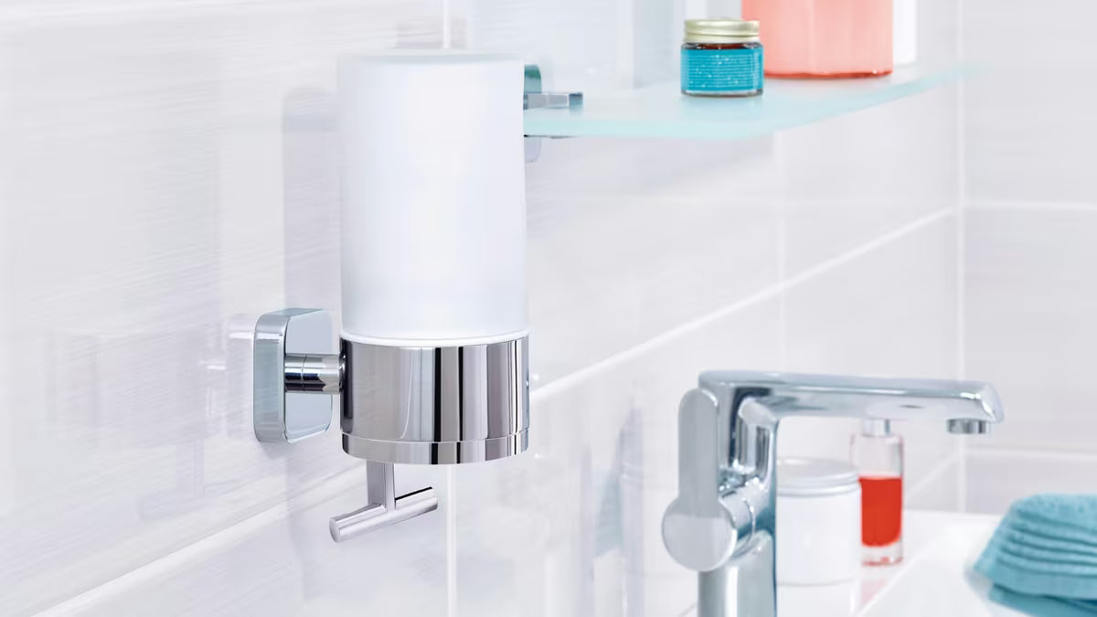 Kromirani stenski dozirnik za milo Tesa Elegaant sa spremnikom od mat stakla i upravljanjem jednom rukom.