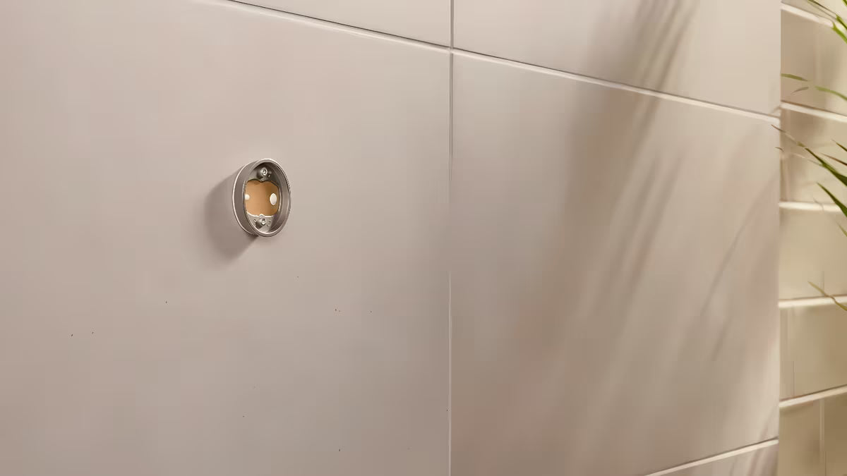 Metalni kavelj za ogrtač Tesa u brušenoj izvedbi hard graphite s ljepljivom montažom bez bušenja