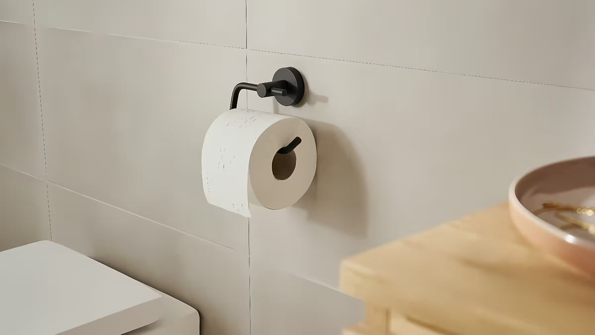 Mat črn držalo za toaletni papir brez pokrova Tesa Moon Black z montažo tesa Power.Kit brez vrtanja