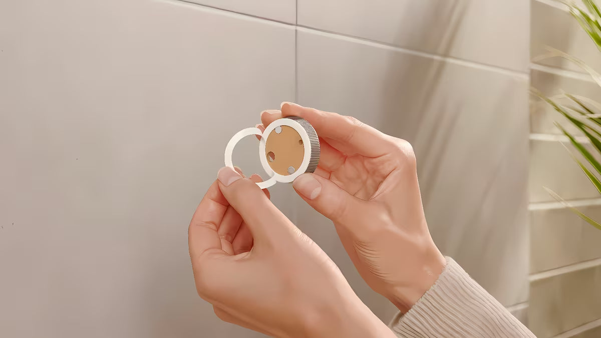 Mat belo držalo za toaletni papir brez pokrova Tesa Moon Black z lepilno montažo tesa® Power.Kit