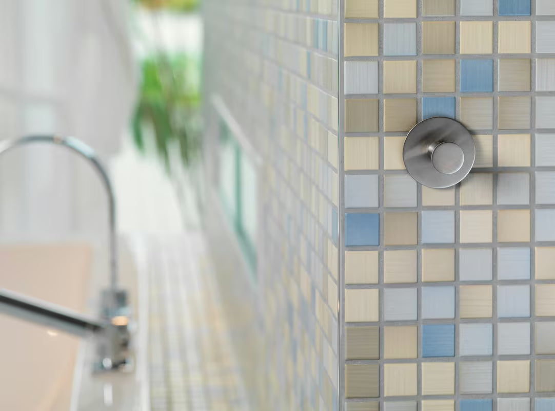 Tesa powerbutton Classic kovinski kavelj iz krtačenega jekla pro montaža brez vrtanja na ploščice.