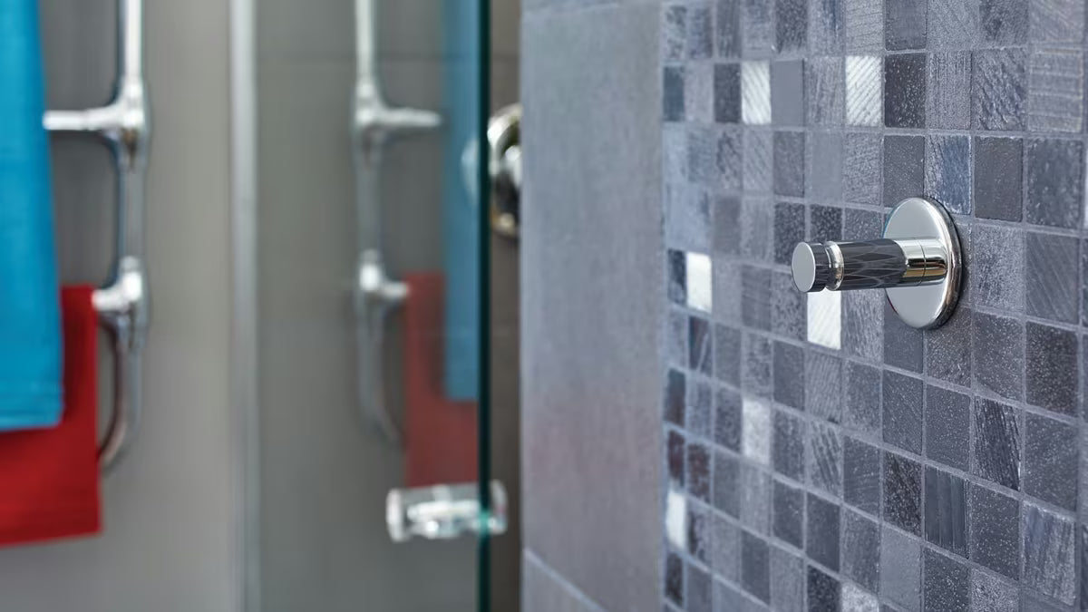 Kromirani kavelj Tesa powerbutton pro montaža bez bušenja na pločice i druge glatke površine.