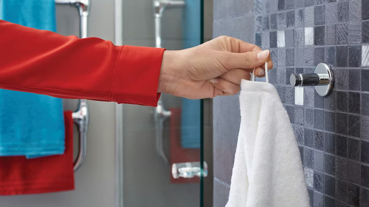 Kromirani kavelj Tesa powerbutton pro montaža bez bušenja na pločice i druge glatke površine.