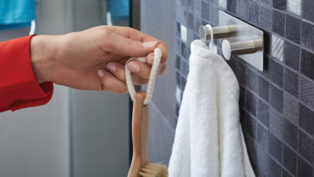 Dvojni Kavelj Tesa powerbutton od brušenog nehrđajućeg čelika pro montaža bez bušenja na tvrdim površinama.