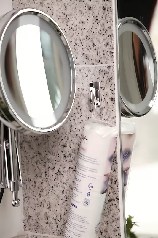 Kromirani kavelj Tesa Powerstrips pro s pričvršćivanjem bez bušenja na glatke čvrste površine.