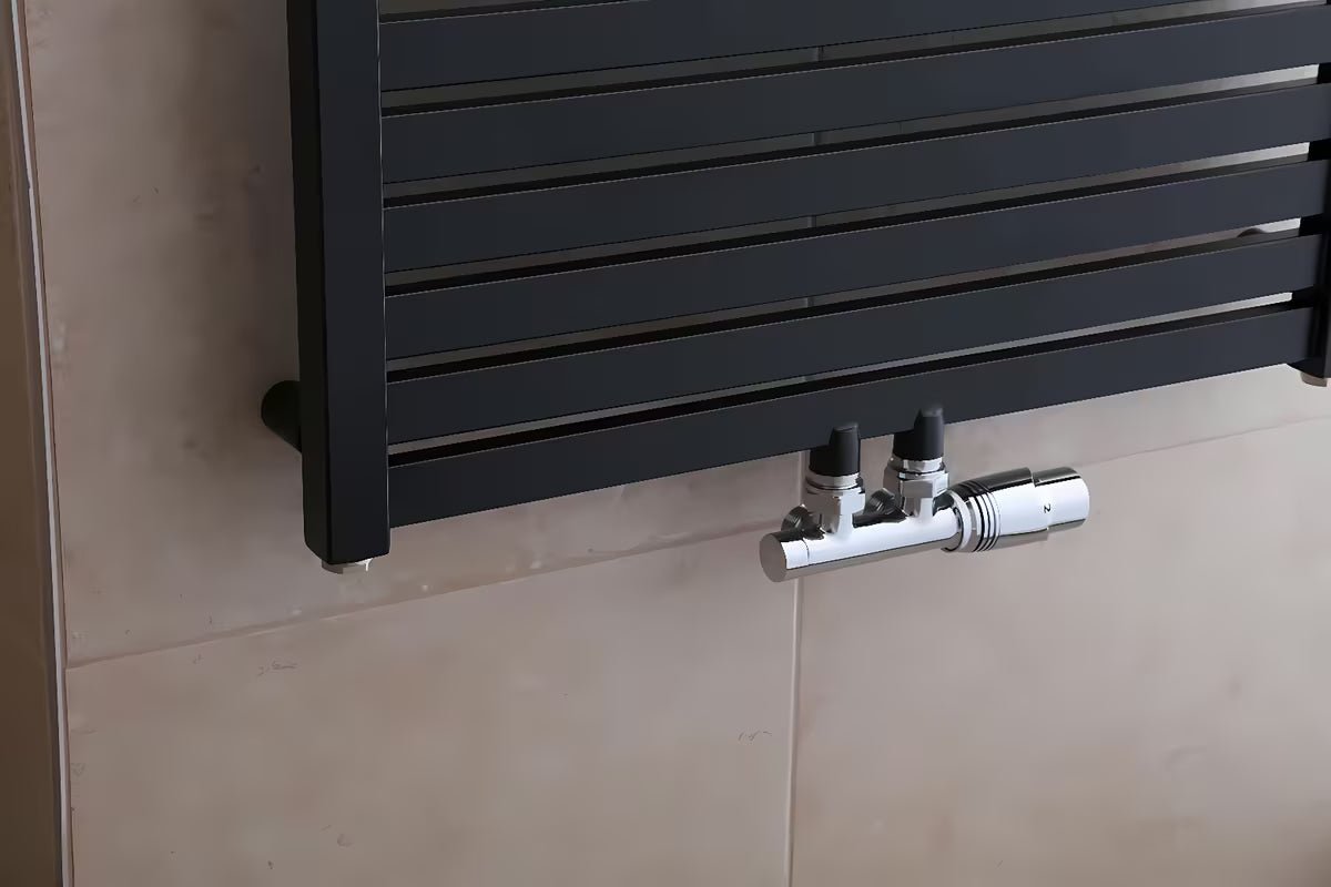 Kombiniran radiator Thermal Trend Kh 60x133 cm v črni mat izvedbi z ukrivljenimi prečkami.