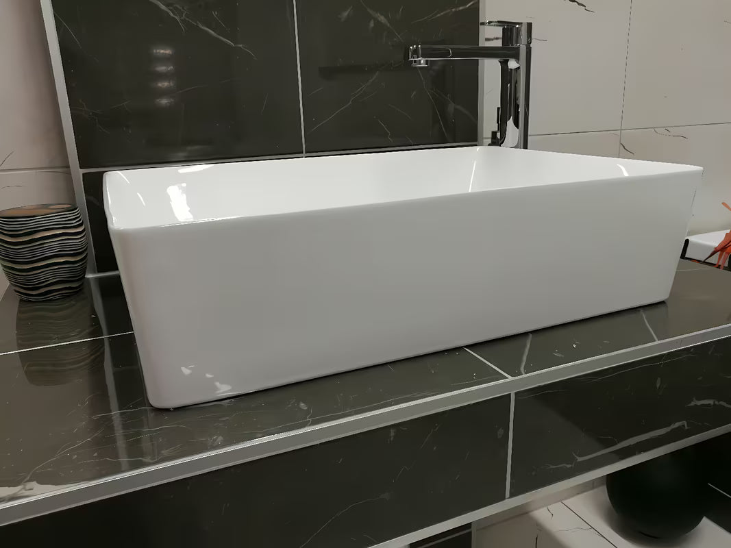 Bel kvadraten umivalnik na ploščo Triomini Slim iz tanke keramike, 55 x 39 cm