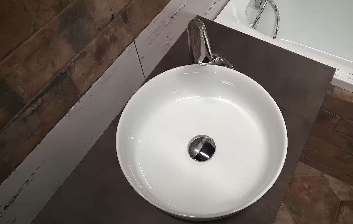 Bijeli umivalnik na ploščo SIKO Triomini Slim od tanke keramike 38,5x38,5 cm brez preliva