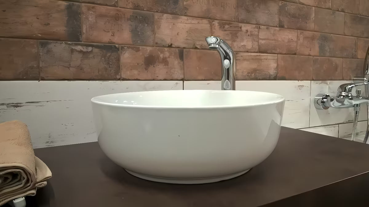 Bijeli umivalnik na ploščo SIKO Triomini Slim od tanke keramike 38,5x38,5 cm brez preliva