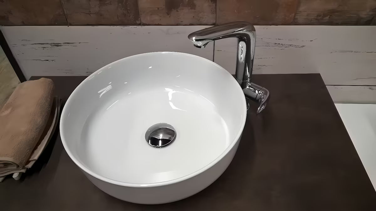 Bijeli umivalnik na ploščo SIKO Triomini Slim od tanke keramike 38,5x38,5 cm brez preliva