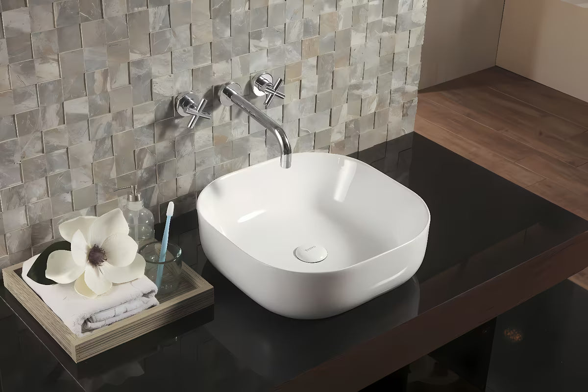 Bijeli umivalnik na ploščo Triomini Slim od tanke keramike, izvedba brez preliva.