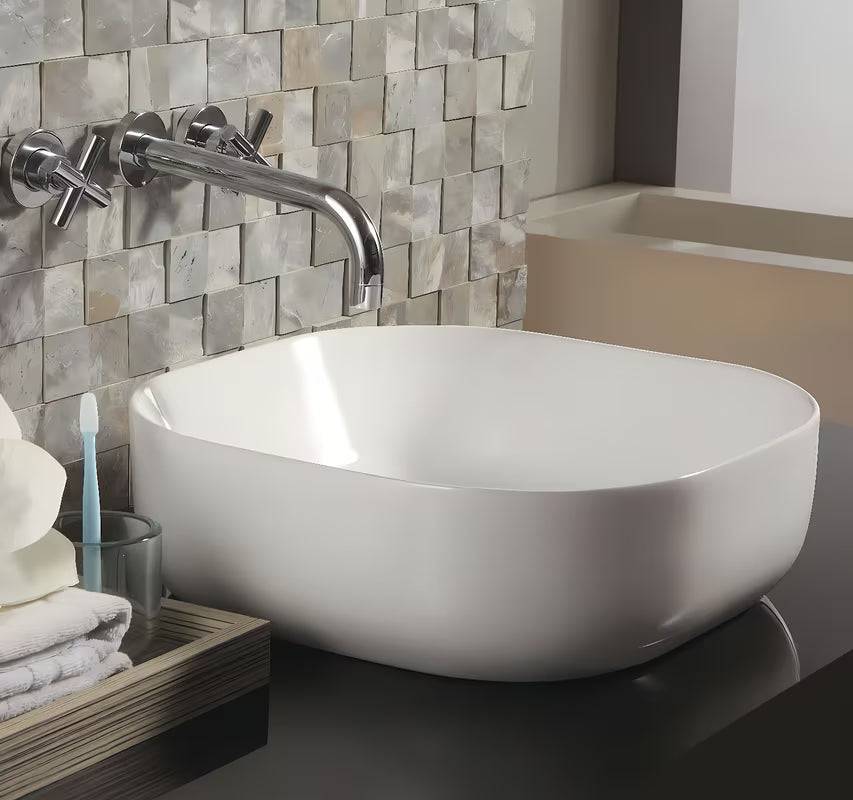 Bijeli umivalnik na ploščo Triomini Slim od tanke keramike, izvedba brez preliva.