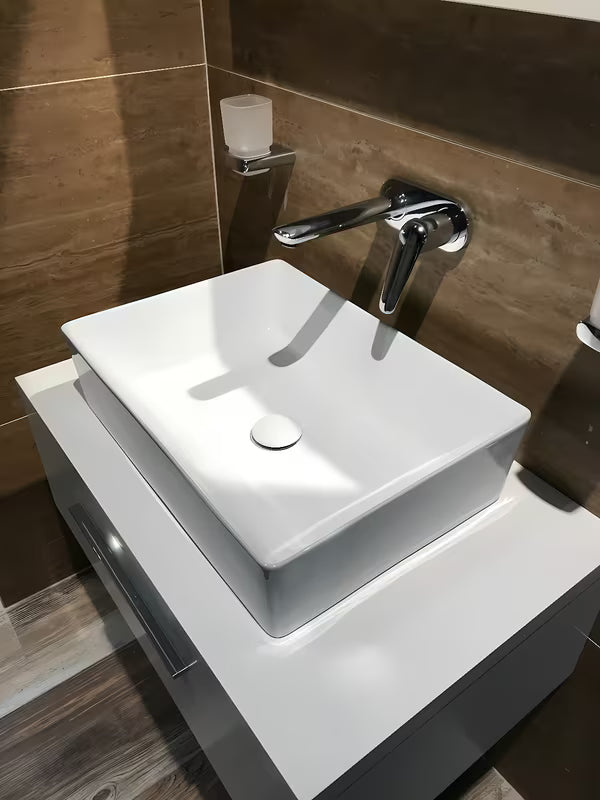 Bijeli četvrtasti umivalnik na ploščo Triomini Slim od tanke keramike, 55 x 39 cm