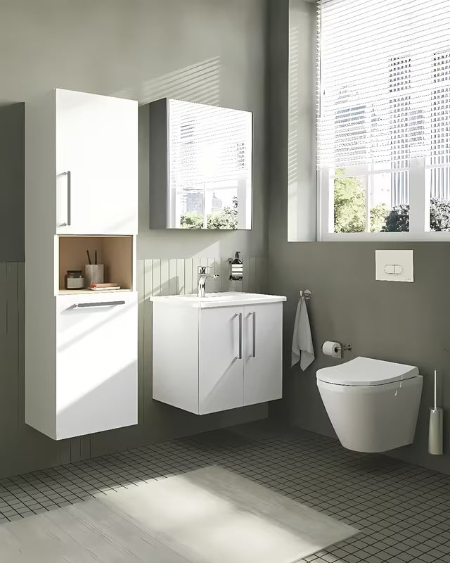Bela WC deska Vitra Integra z slim dizajnom in funkcijo mehko Zapiranje Soft Close