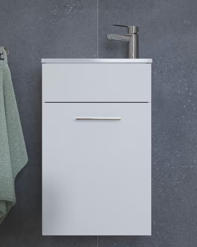 Bijela koupalniški sestav Vitra Mia z umivalnikom, s visećim ormarićem, ogledalom i LED rasvjetom