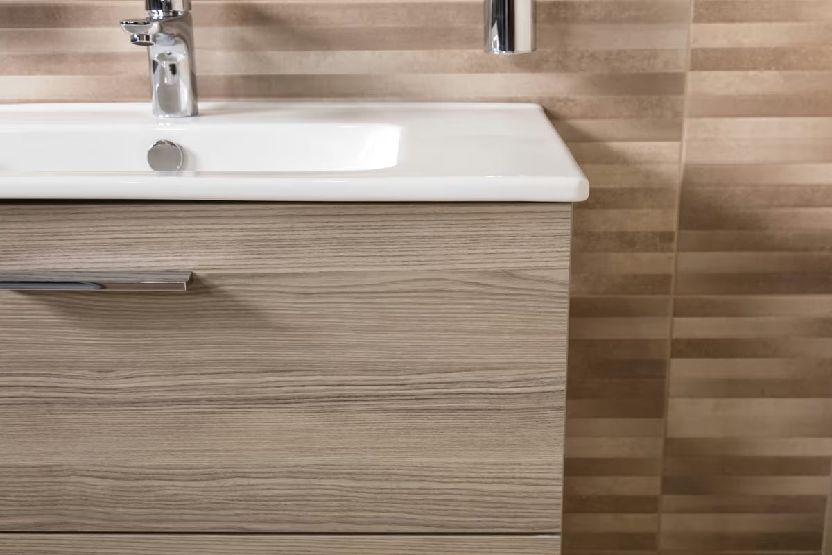Koupalniški sestav Vitra Mia 79 x 39,5 cm v dekorju cordoba z omarico, umivalnikom, ogledalom in LED osvetlitvijo.