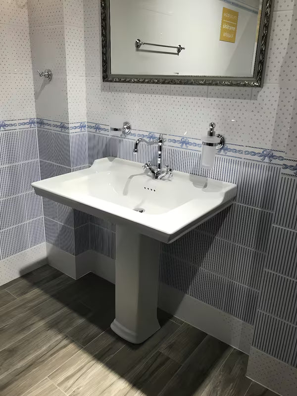 Bijeli keramički viseči umivalnik Vitra Ricordi 80 x 53 cm s otvorom pro za slavinu u sredini i preljevom.