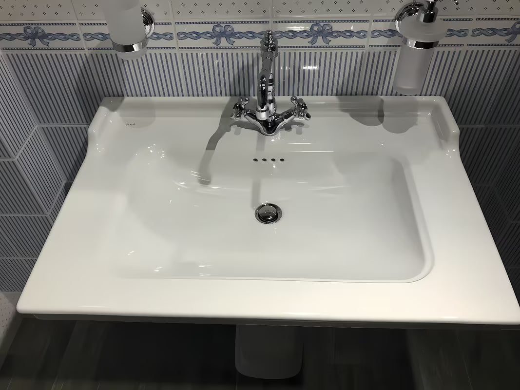 Bijeli keramički viseči umivalnik Vitra Ricordi 80 x 53 cm s otvorom pro za slavinu u sredini i preljevom.