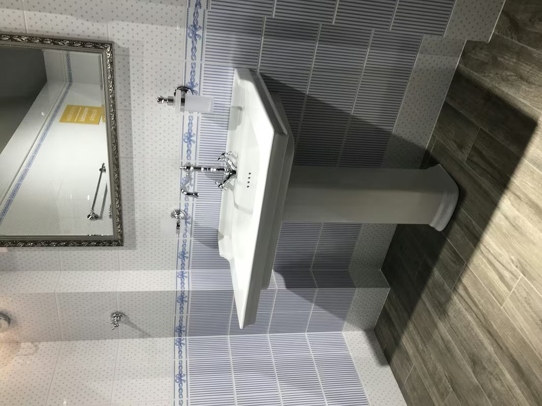 Bijeli keramički viseči umivalnik Vitra Ricordi 80 x 53 cm s otvorom pro za slavinu u sredini i preljevom.