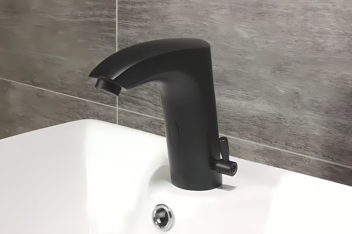 Crna beskontaktna armatura za umivalnik Weltservis Donner AutoFlow 02 s infracrvenim senzorom i ručicom pro za podešavanje temperature.