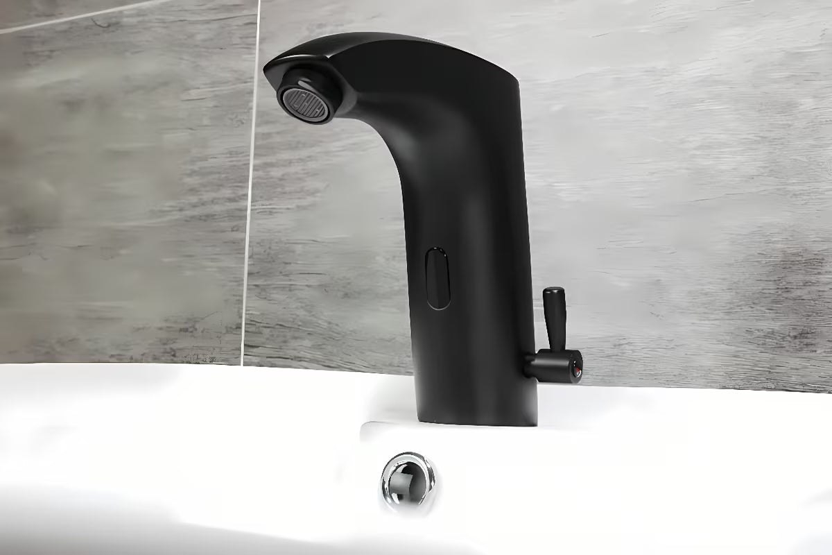 Crna beskontaktna armatura za umivalnik Weltservis Donner AutoFlow 02 s infracrvenim senzorom i ručicom pro za podešavanje temperature.