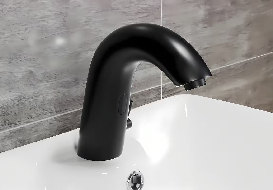 Crna beskontaktna armatura za umivalnik Weltservis Donner AutoFlow 03 s infracrvenim senzorom i upravljačkom ručicom.