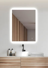 Pravokotno LED ogledalo Amirro 60x80 cm s senzorjem in nevtralno belo osvetlitvijo 4000K.