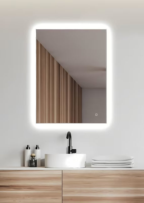 Pravokotno LED ogledalo Amirro 60x80 cm s senzorjem in nevtralno belo osvetlitvijo 4000K.