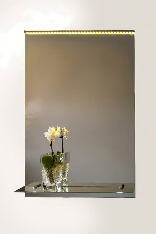 Pravokotno stensko ogledalo Amirro Orion 50x70 cm z Led osvetlitvijo in polico, pokončna postavitev.