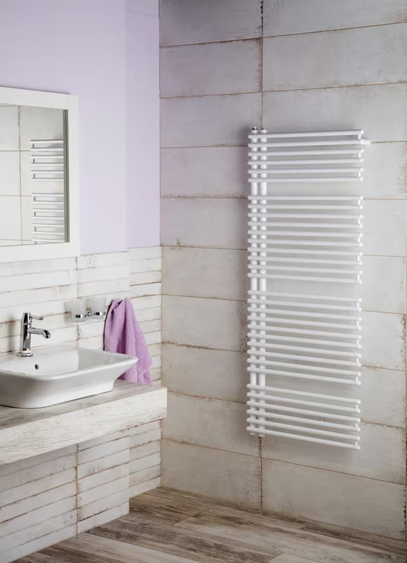 Bel kombiniran kopalniški radiator Anima Henrik 60x145 cm, primeren pro za ogrevanje in sušenje brisač.